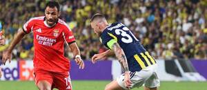 Milan Škriniar (Fenerbahce) v súboji s Vangelisom Pavlidisom (Benfica).