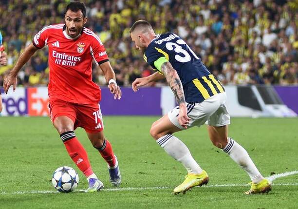 Milan Škriniar (Fenerbahce) v súboji s Vangelisom Pavlidisom (Benfica).