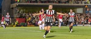 Charles Vernam sa teší z gólu na 1:0. Charles Vernam sa teší z gólu na 1:0.