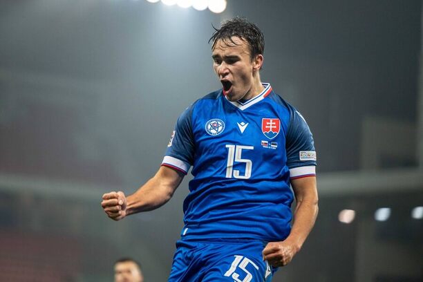 David Strelec oslavuje gól do siete Estónska.