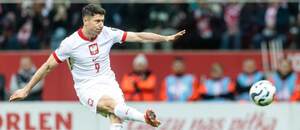 Poľsko proti Holandsku povedie z pozície kapitána Robert Lewandowski.