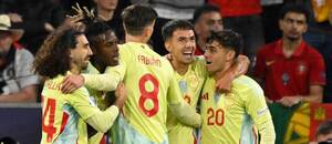 Španieli oslavujú gól do siete Portugalska vo finále Ligy národov.