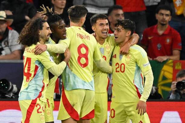 Španieli oslavujú gól do siete Portugalska vo finále Ligy národov.