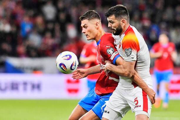 Presadí sa gólovo český útočník Patrik Schick (vľavo) aj v odvete proti Čiernej Hore v rámci kvalifikácie na MS vo futbale 2026?
