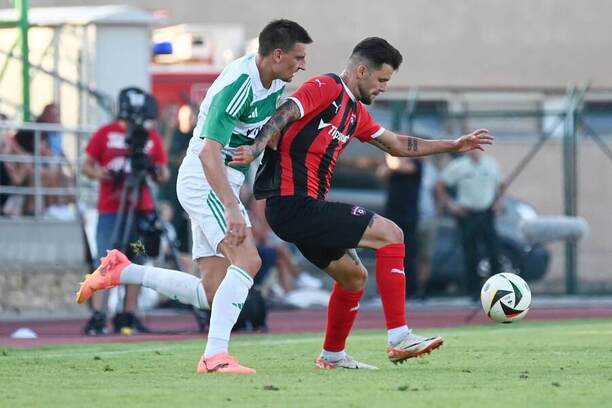 Skalický stopér Oliver Podhorin (vľavo) a útočník trnavský útočník Michal Ďuriš počas zápasu MFK Skalica vs. FC Spartak Trnava v 5. kole Niké ligy 2024/25
