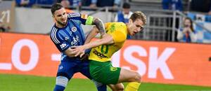 Tigran Barseghyan (Slovan) a Aleksandre Narimanidze (Žilina) v súboji o loptu.