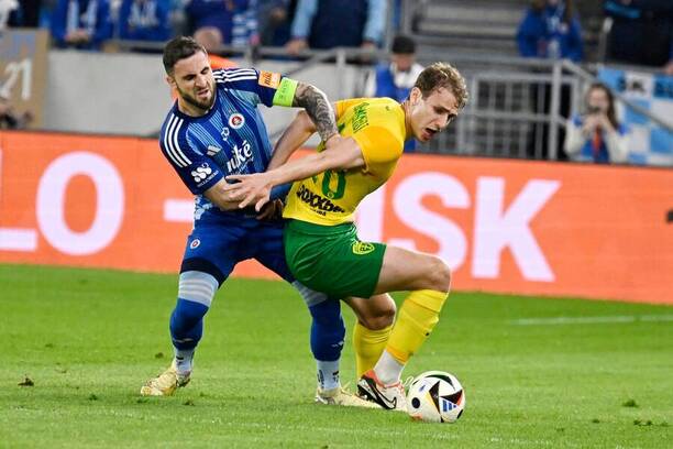 Tigran Barseghyan (Slovan) a Aleksandre Narimanidze (Žilina) v súboji o loptu. Tigran Barseghyan (Slovan) a Aleksandre Narimanidze (Žilina) v súboji o loptu.