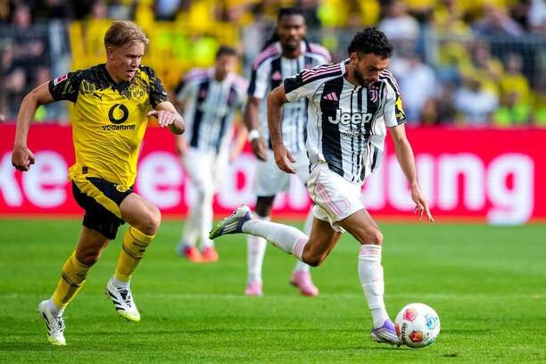 Záložník Juventusu João Mário (vpravo) a obranca Dortmundu Daniel Svensson (vľavo) počas augustového prípravného zápasu Borussia Dortmund vs. Juventus FC