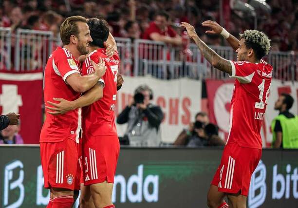 Gólová radosť hráčov Bayernu Mníchov, zľava: Harry Kane, Min-Jae Kim a Luis Díaz Gólová radosť hráčov Bayernu Mníchov, zľava: Harry Kane, Min-Jae Kim a Luis Díaz