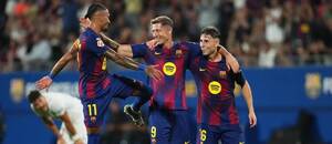Gólová radosť ofenzívneho tria hráčov FC Barcelona, zľava Raphinha, Robert Lewandowski a Fermín López