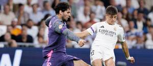 Obranca Espanyolu Leandro Cabrera (vľavo) a záložník Realu Madrid Arda Güler v súboji o loptu počas zápasu 6. kola La Ligy 2024/2025 medzi Realom Madrid a RCD Espanyol Barcelona