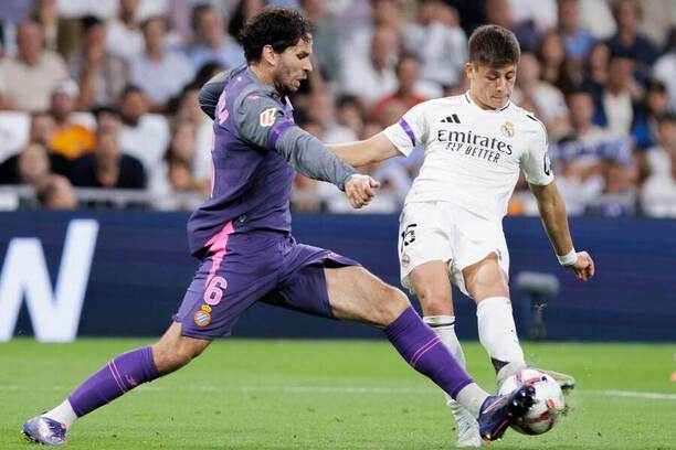 Obranca Espanyolu Leandro Cabrera (vľavo) a záložník Realu Madrid Arda Güler v súboji o loptu počas zápasu 6. kola La Ligy 2024/2025 medzi Realom Madrid a RCD Espanyol Barcelona