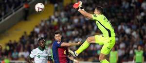 Útočník Barcelony Robert Lewandowski (v strede) a brankár Getafe David Soria (vpravo) počas zápasu FC Barcelona vs. Getafe FC v septembrovom 7. kole La Ligy 2024/2025