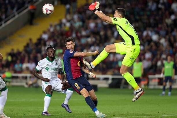 Útočník Barcelony Robert Lewandowski (v strede) a brankár Getafe David Soria (vpravo) počas zápasu FC Barcelona vs. Getafe FC v septembrovom 7. kole La Ligy 2024/2025