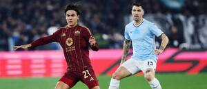 Paulo Dybala (AS Rím) a Alessio Romagnoli (Lazio).