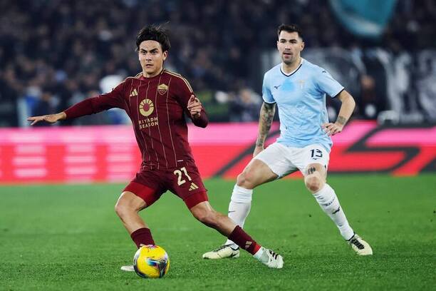 Paulo Dybala (AS Rím) a Alessio Romagnoli (Lazio).