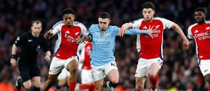 Myles Lewis-Skelly a Declan Rice (Arsenal) v súboji s Philom Fodenom (Man City). Myles Lewis-Skelly a Declan Rice (Arsenal) v súboji s Philom Fodenom (Man City).