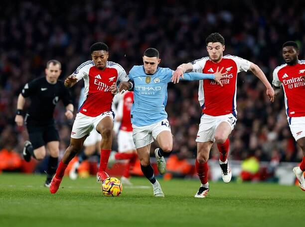 Myles Lewis-Skelly a Declan Rice (Arsenal) v súboji s Philom Fodenom (Man City).