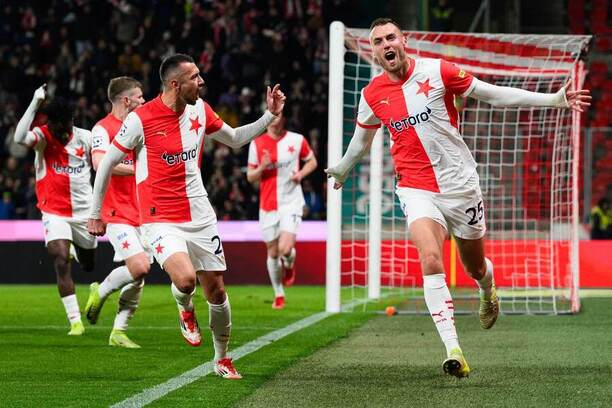 Tomáš Chorý a Ivan Schranz oslavujú gól v drese Slavie Praha