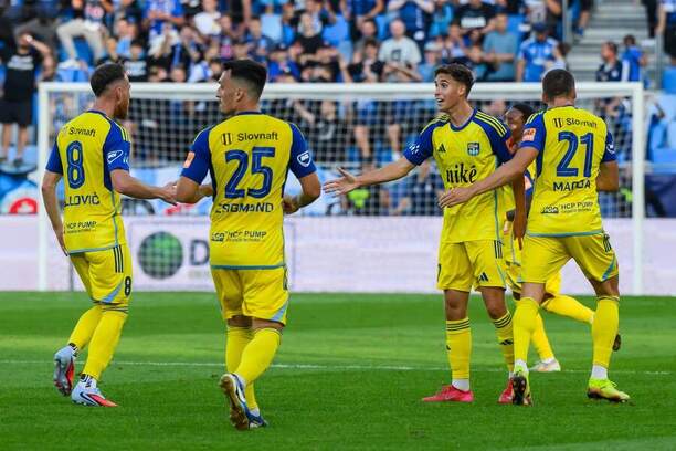 Mátyás Kovács (FC Košice) na snímke druhý sprava.