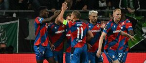 Hráči Plzne oslavujú gól do siete Ferencvárosa. Hráči Plzne oslavujú gól do siete Ferencvárosa.