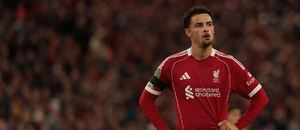 Curtis Jones v drese Liverpoolu Curtis Jones v drese Liverpoolu