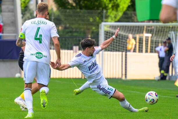Prešovčania Patrik Šimko (vľavo) a záložník Roman Begala počas prípravného zápasu Tatrana proti tímu Kazincbarcika SC