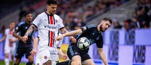 Súboj o loptu v podaní trnavského útočníka Michala Ďuriša (zľava) a obrancu Slovana Kenana Bajrića počas duelu FC Spartak Trnava vs. ŠK Slovan Bratislava v semifinále Slovnaft Cupu 2024/25