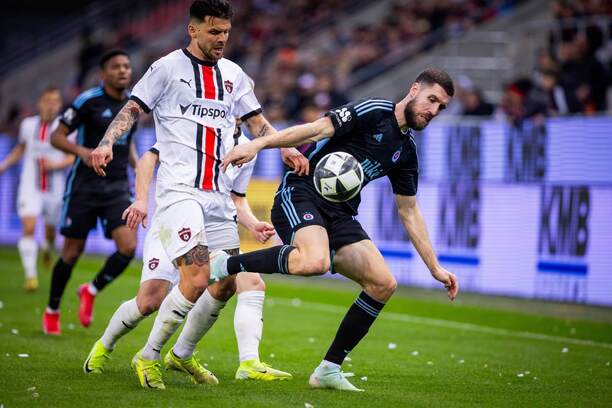 Súboj o loptu v podaní trnavského útočníka Michala Ďuriša (zľava) a obrancu Slovana Kenana Bajrića počas duelu FC Spartak Trnava vs. ŠK Slovan Bratislava v semifinále Slovnaft Cupu 2024/25