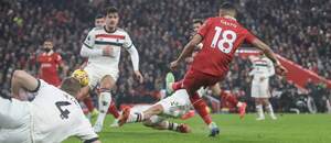 Gólová strela útočníka Liverpoolu Codyho Gakpo (vpravo) do siete Manchesteru United v poslednom vzájomnom zápase oboch tímov