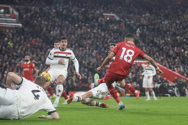 Gólová strela útočníka Liverpoolu Codyho Gakpo (vpravo) do siete Manchesteru United v poslednom vzájomnom zápase oboch tímov