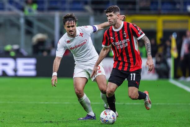 Útočník AC Miláno Christian Pulišić (vpravo) a obranca Fiorentiny Luca Ranieri počas zápasu AC Miláno vs. ACF Fiorentina v aprílovom 31. kole Serie A 2024/2025