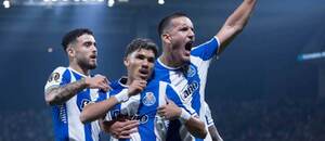 Radosť brazílskeho krídelníka Williama Gomesa (v strede) z FC Porto so spoluhráčmi po jeho góle do siete Crvenej Zvezdy v 2. kole ligovej fázy Európskej ligy 2025/2026