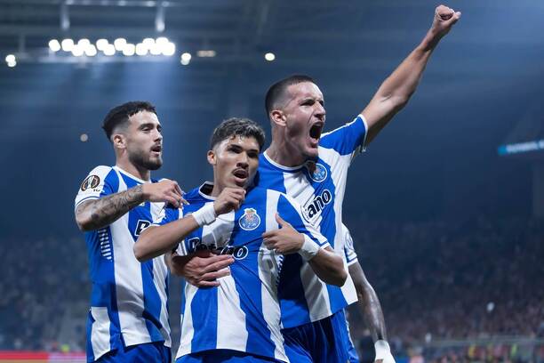 Radosť brazílskeho krídelníka Williama Gomesa (v strede) z FC Porto so spoluhráčmi po jeho góle do siete Crvenej Zvezdy v 2. kole ligovej fázy Európskej ligy 2025/2026