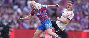 Súboj o loptu v podaní záložníkov, zľava Will Hughes (Crystal Palace) a Florian Wirtz (Liverpool) počas augustového finálového zápasu FA Community Shield 2025 Crystal Palace vs. Liverpool FC Súboj o loptu v podaní záložníkov, zľava Will Hughes (Crystal Palace) a Florian Wirtz (Liverpool) počas augustového finálového zápasu FA Community Shield 2025 Crystal Palace vs. Liverpool FC