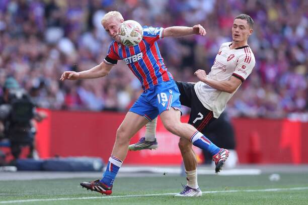 Súboj o loptu v podaní záložníkov, zľava Will Hughes (Crystal Palace) a Florian Wirtz (Liverpool) počas augustového finálového zápasu FA Community Shield 2025 Crystal Palace vs. Liverpool FC Súboj o loptu v podaní záložníkov, zľava Will Hughes (Crystal Palace) a Florian Wirtz (Liverpool) počas augustového finálového zápasu FA Community Shield 2025 Crystal Palace vs. Liverpool FC