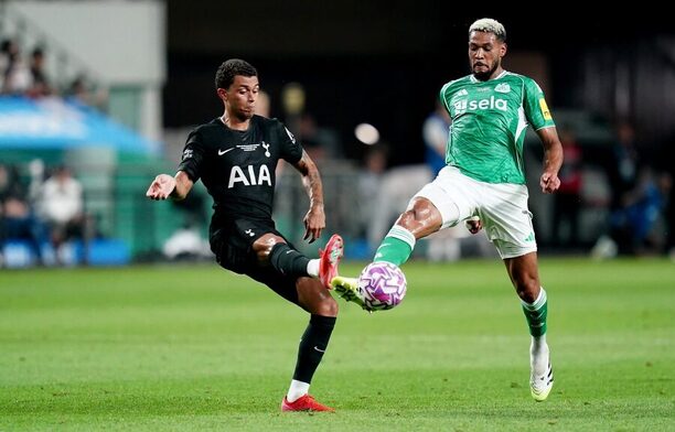 Brennan Johnson (Tottenham) a Joelinton (Newcastle) Brennan Johnson (Tottenham) a Joelinton (Newcastle)
