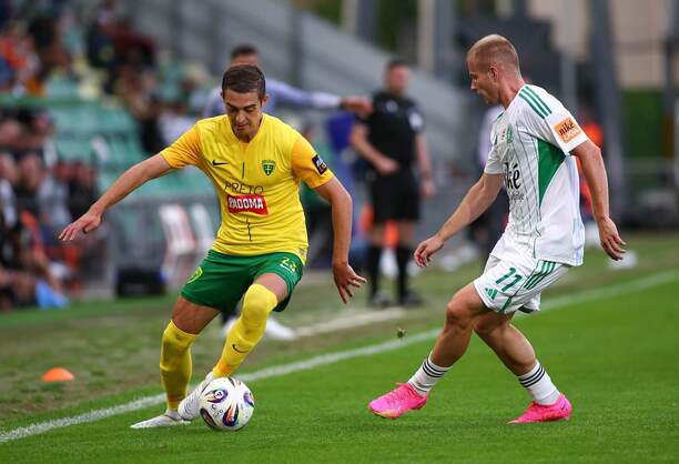 Žilinský ľavý krídelník Michal Faško (vľavo) a útočník Prešova Stanislav Olejník počas zápasu MŠK Žilina vs. FC Tatran Prešov v 2. kole Niké ligy 2025/2026 Žilinský ľavý krídelník Michal Faško (vľavo) a útočník Prešova Stanislav Olejník počas zápasu MŠK Žilina vs. FC Tatran Prešov v 2. kole Niké ligy 2025/2026