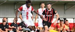 Trenčiansky defenzívny stredopoliar Mustafa Yakubu (vľavo) a záložník Trnavy Giorgi Moistsrapishvili počas zápasu AS Trenčín vs. FC Spartak Trnava v 2. kole Niké ligy 2025/2026