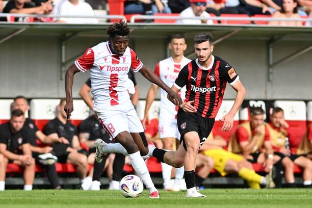 Trenčiansky defenzívny stredopoliar Mustafa Yakubu (vľavo) a záložník Trnavy Giorgi Moistsrapishvili počas zápasu AS Trenčín vs. FC Spartak Trnava v 2. kole Niké ligy 2025/2026