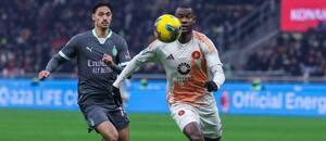 Sprava obranca AS Rím Evan Ndicka stíhaný jedným z hráčov Milána počas zápasu AC Miláno vs. AS Rím na štadióne San Siro v 18. kole Serie A 2024/25