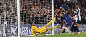 Enzo Fernández (Chelsea) strieľa gól do siete Tottenhamu.