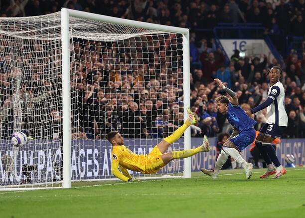 Enzo Fernández (Chelsea) strieľa gól do siete Tottenhamu. Enzo Fernández (Chelsea) strieľa gól do siete Tottenhamu.