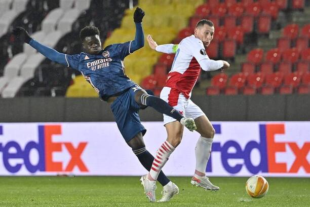 Bukayo Saka (Arsenal) a Jan Bořil (Slavia)