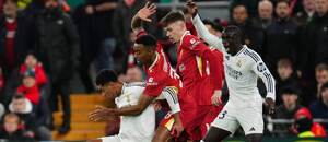 Zľava v súboji o loptu Jude Bellingham (Real Madrid) a Ryan Gravenberch (Liverpool) pod dohľadom ich spoluhráčov počas zápasu Liverpool vs. Real Madrid v 5. kole ligovej fázy Ligy majstrov UEFA 2024/2025