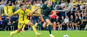 Útočník Manchestru City Erling Haaland (vpravo) stíhaný obrancom Villarrealu Sergim Cardonom v zápase Villarreal CF vs. Manchester City v 3. kole Ligy majstrov UEFA 2025/2026