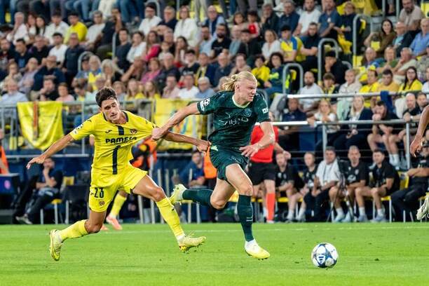 Útočník Manchestru City Erling Haaland (vpravo) stíhaný obrancom Villarrealu Sergim Cardonom v zápase Villarreal CF vs. Manchester City v 3. kole Ligy majstrov UEFA 2025/2026