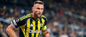 Obranca Fenerbahçe Milan Škriniar počas zápasu s VfB Stuttgart v 3. kole ligovej fázy Európskej ligy UEFA 2025/2026