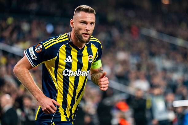 Obranca Fenerbahçe Milan Škriniar počas zápasu s VfB Stuttgart v 3. kole ligovej fázy Európskej ligy UEFA 2025/2026