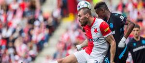 Sprava obranca Plzne Sampson Dweh a útočník Slavie Tomáš Chorý počas májového vzájomného zápasu oboch tímov